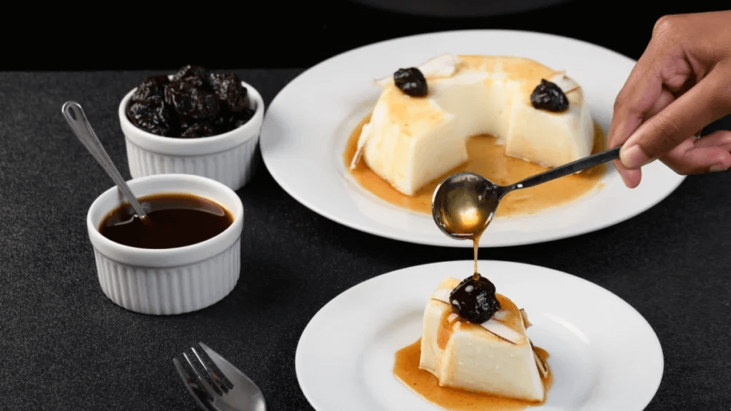 Receita de Manjar de Coco com Calda de Ameixas