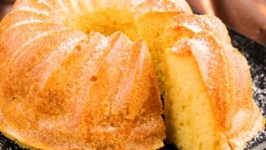 O melhor Bolo de Baunilha com massa pronta que você vai fazer!